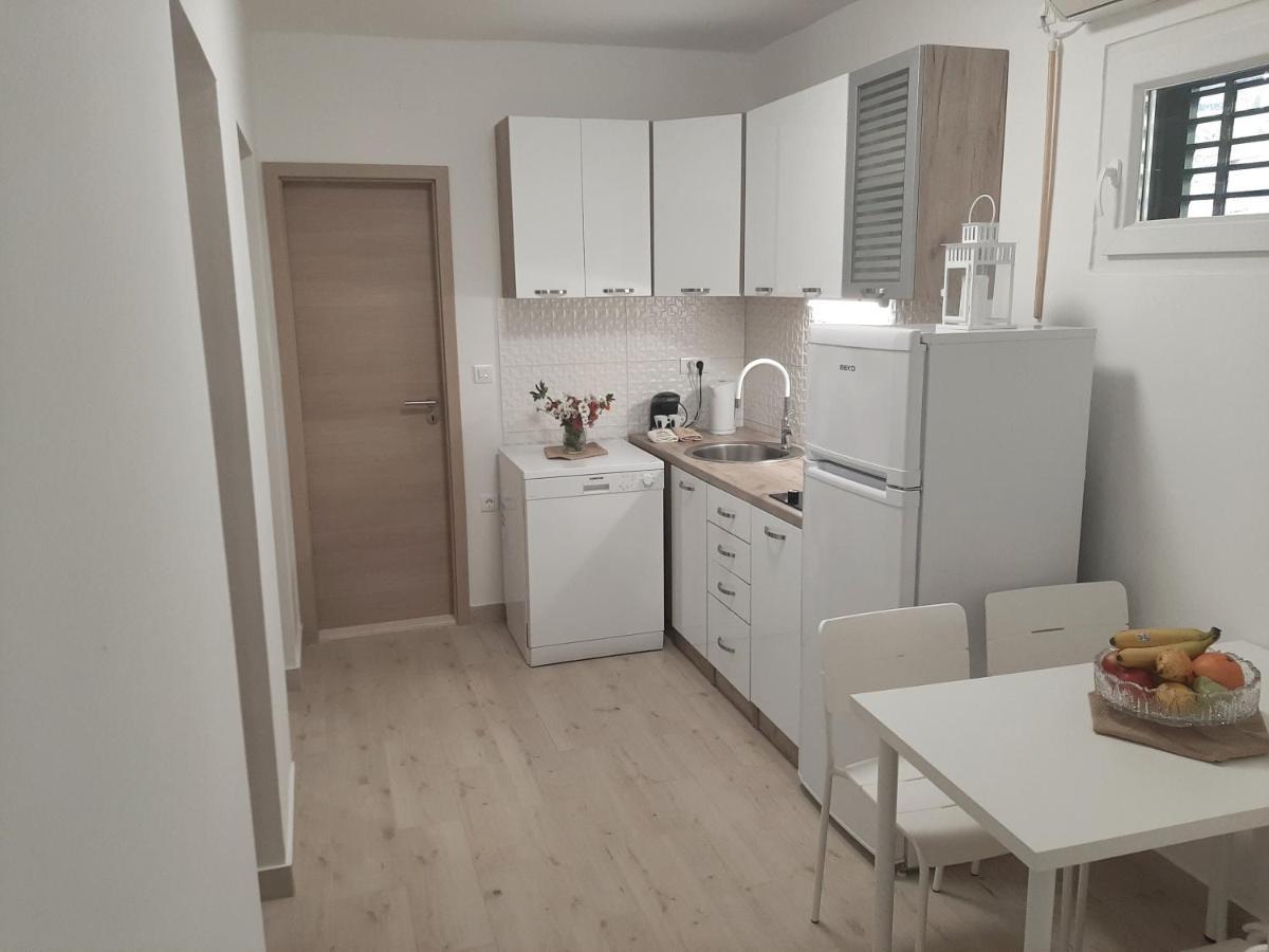 Apartman Maslina Pisak Exterior photo