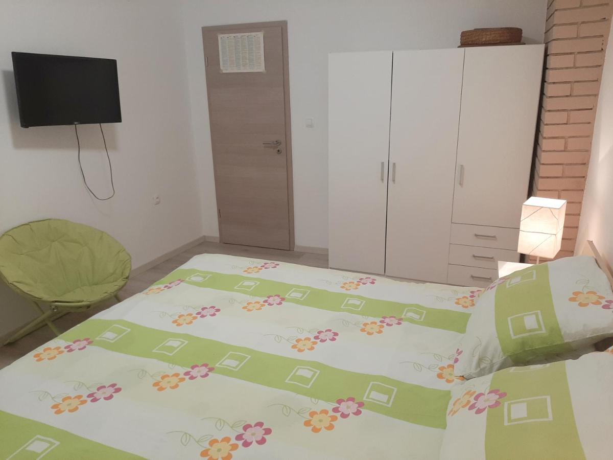 Apartman Maslina Pisak Exterior photo